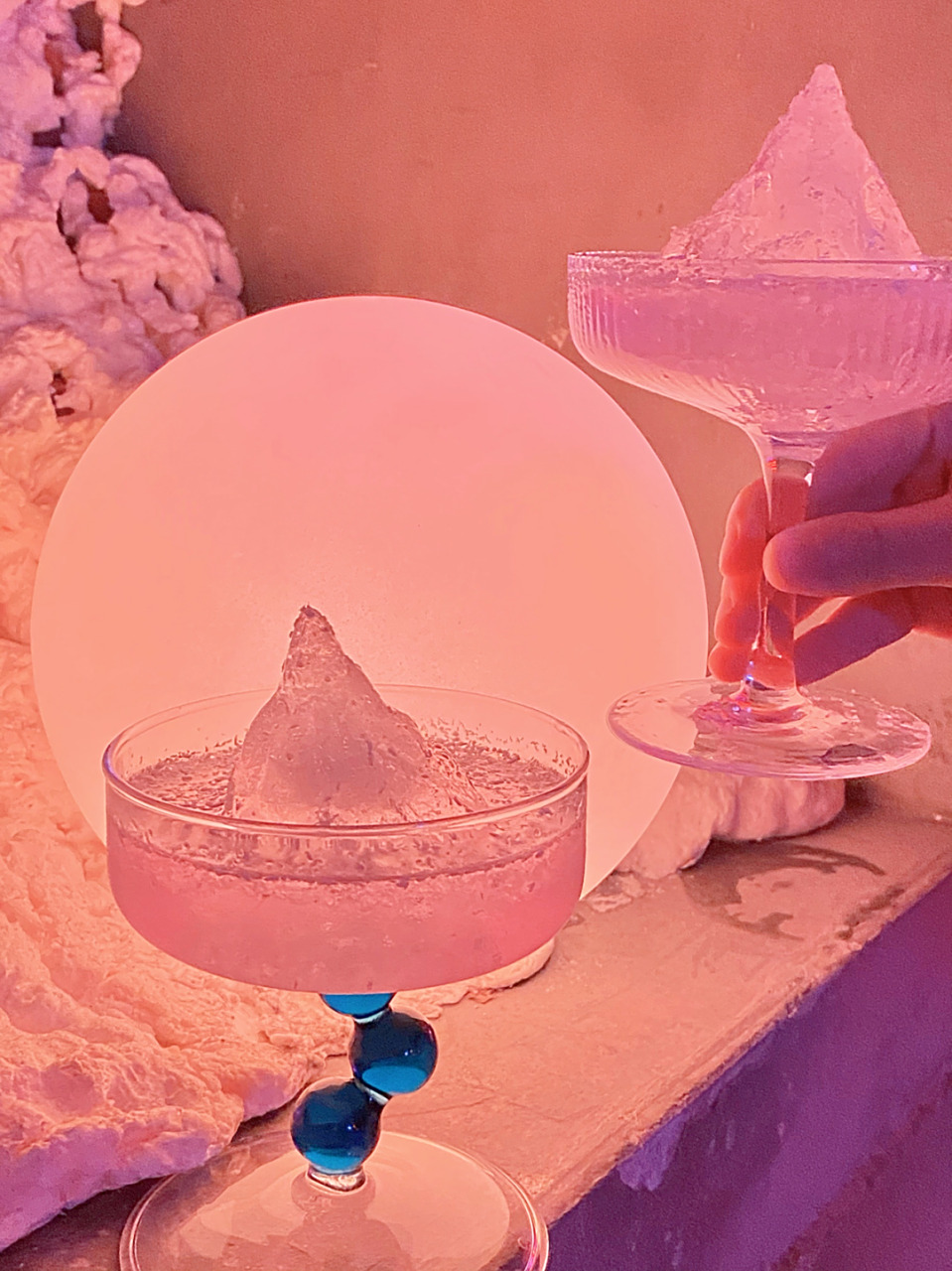 酒吧:mushroom 地址:长乐路462号集社中庭 环境:门头就是一堆冰柜,粉