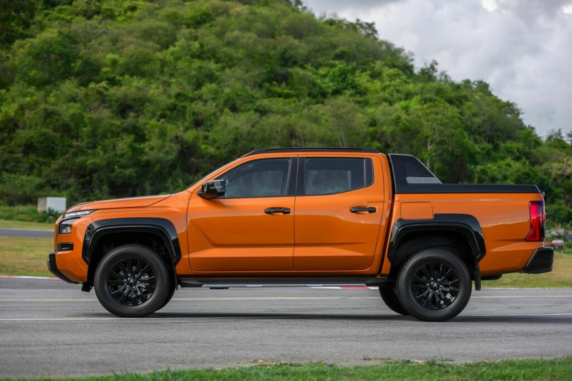 2024款三菱triton / l200皮卡车亮相,将和福特ranger,丰田hilux竞争.