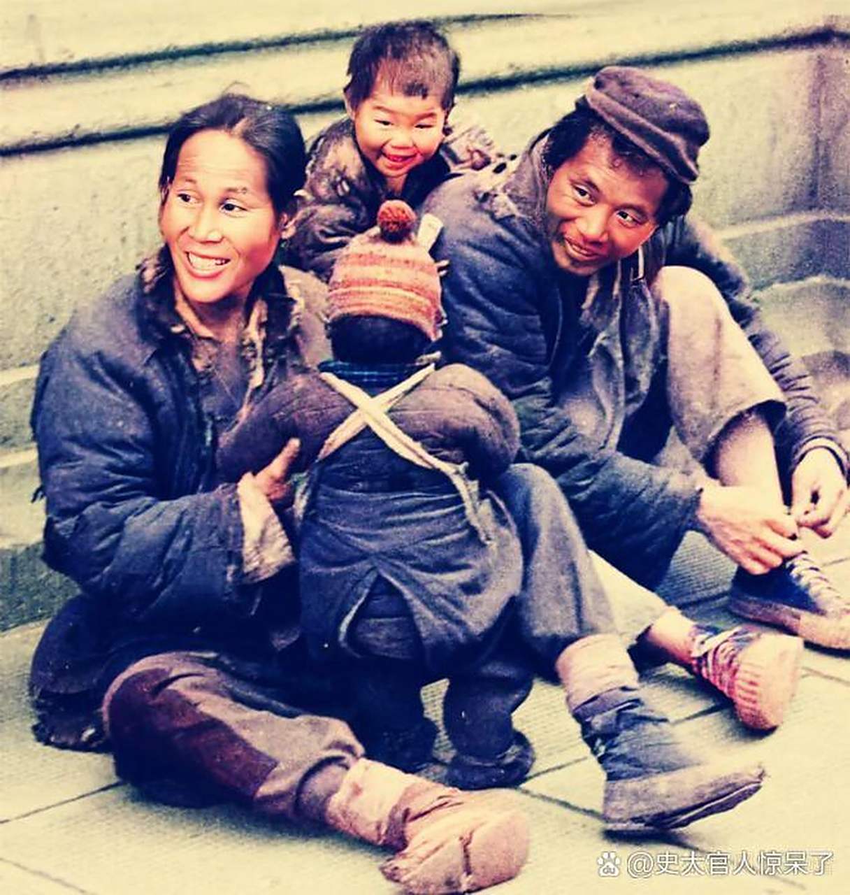 20世纪40年代,一家三口因贫穷而在街头乞讨.