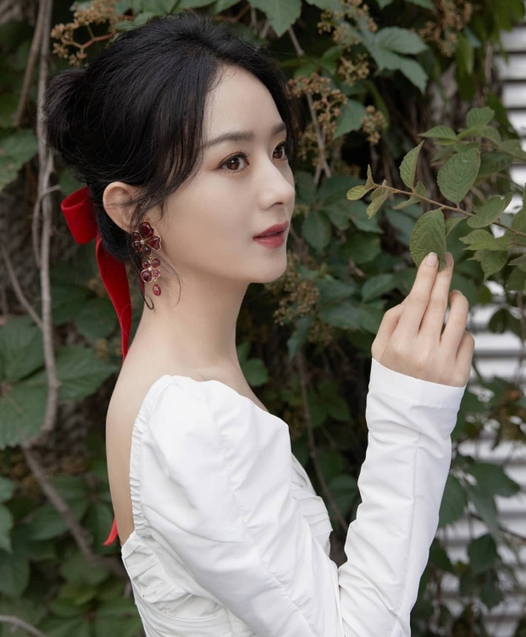 甜美优雅,清纯妩媚的#赵丽颖# 身穿白色连衣裙,尽显曼妙身姿,明媚皓齿