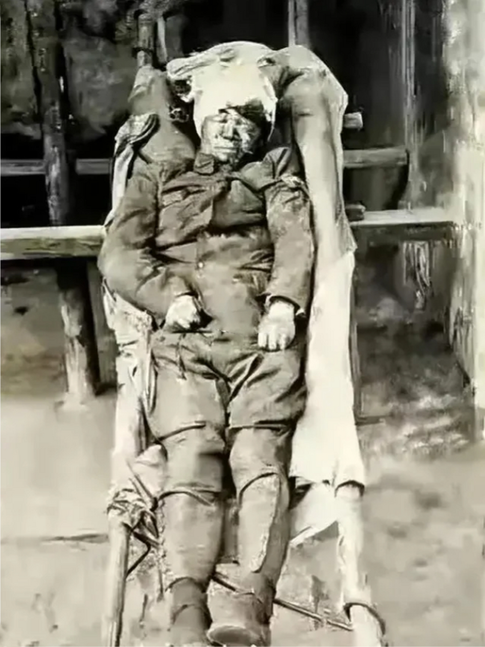 就在几小时前,他带领敢死队员冲锋陷阵,与日军展开激烈的近身肉搏
