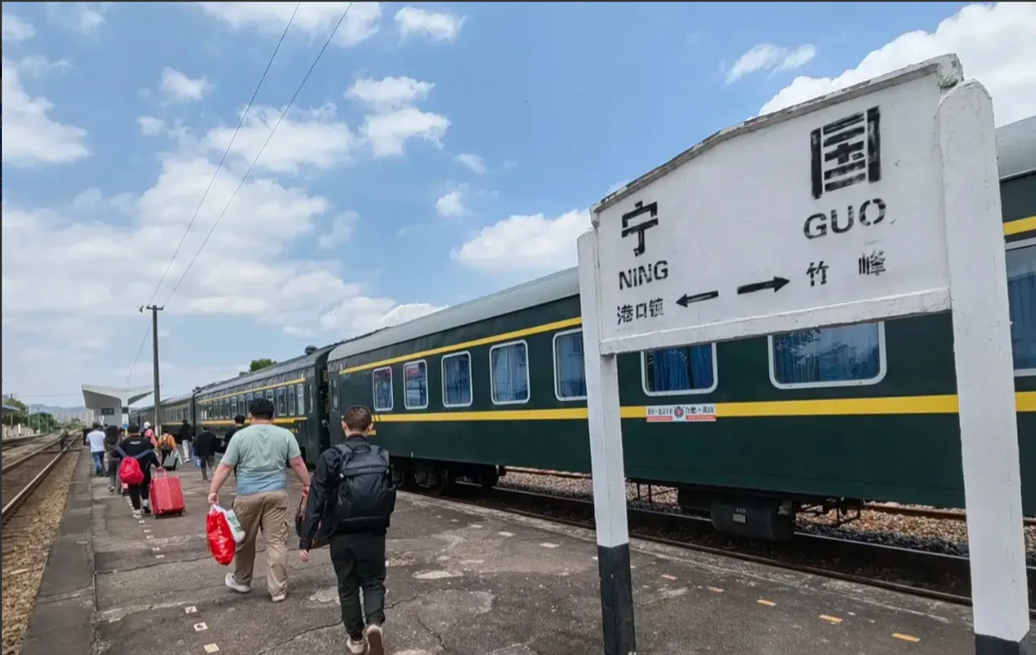 安徽县级市——宁国市的普速火车站,竟然连站台雨棚都只有短短的一截
