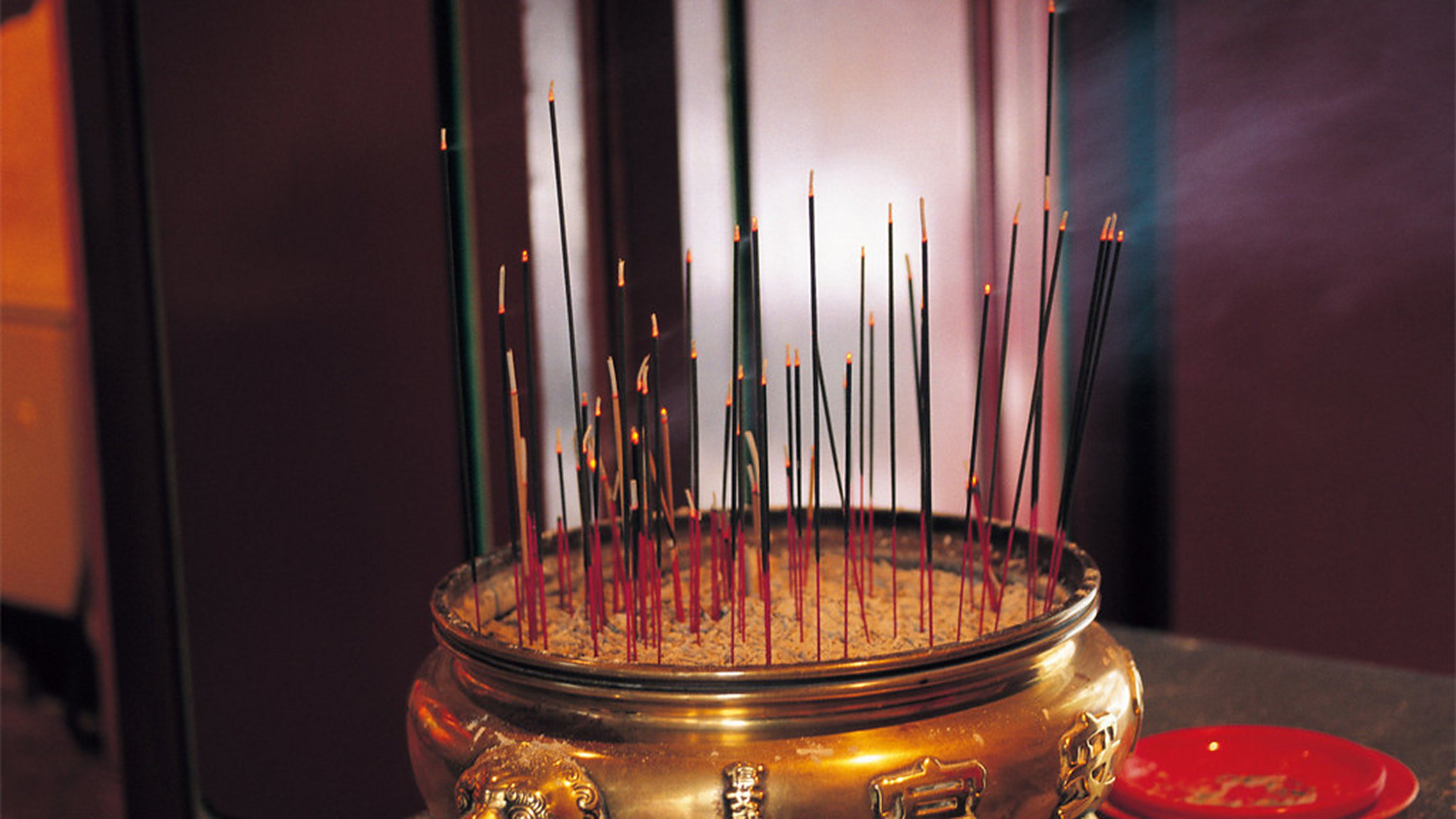 怎么看待年轻人在上班和上进之间,选择了上香?