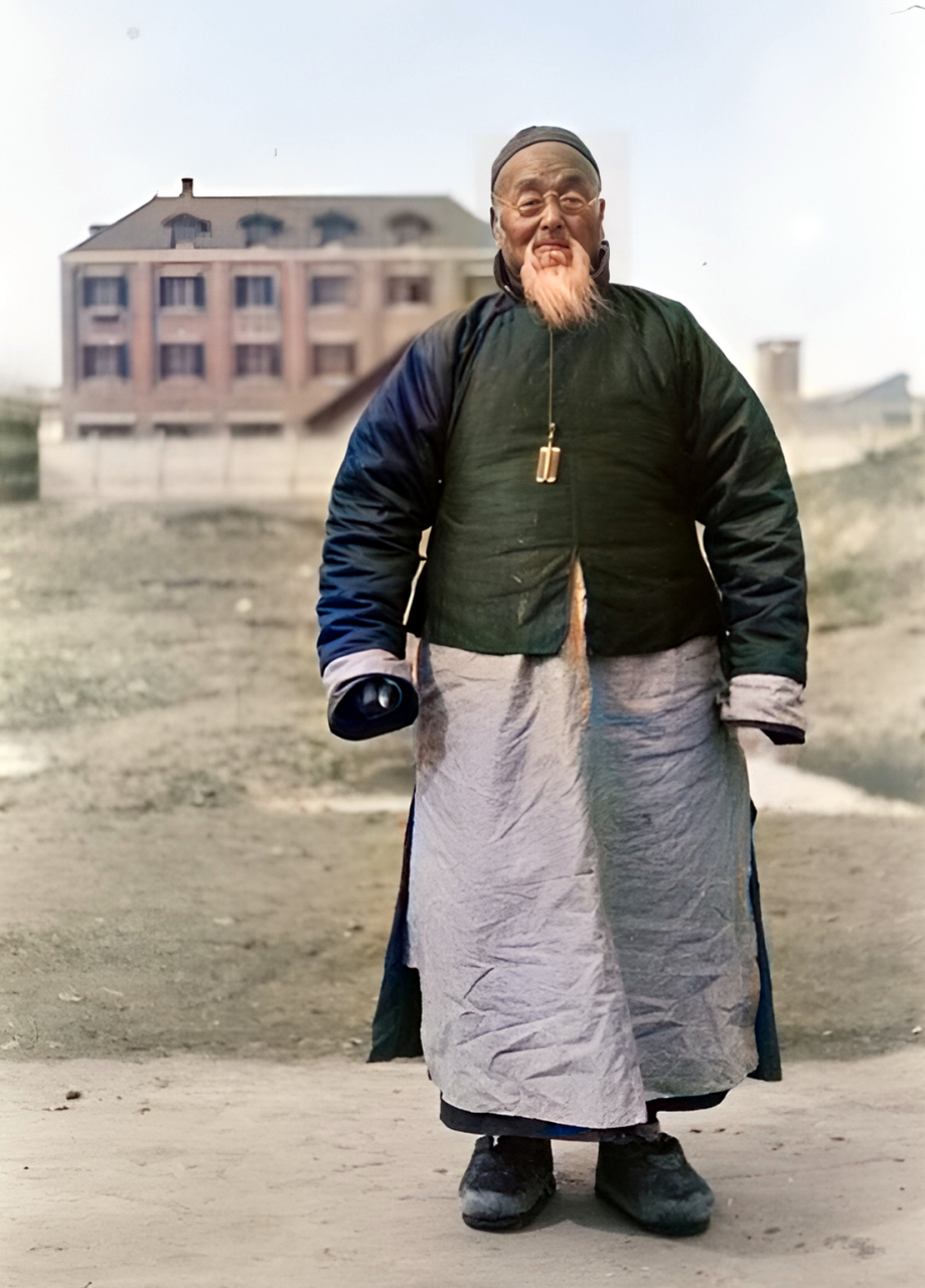 1926年,上海,一位白胡子老人头戴瓜皮帽,穿棉长袍,套马褂,脚上穿着