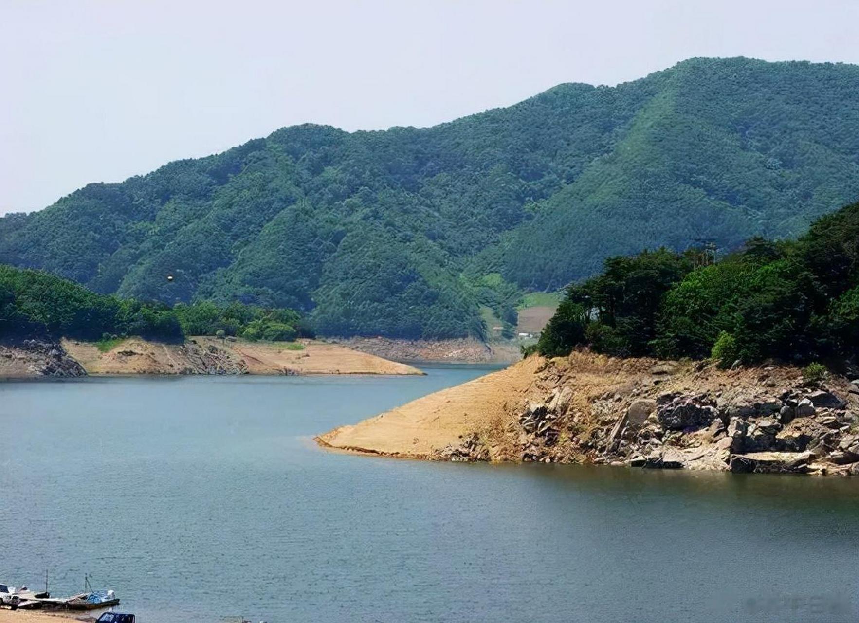 抗美援朝战争中,在韩国江原道华川郡的"华川水库"附近曾爆发激烈的