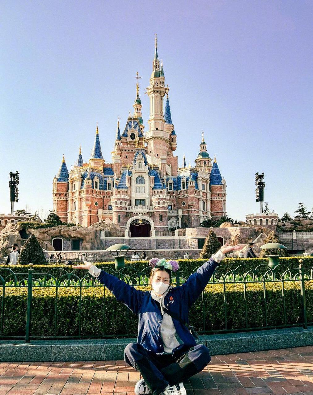 刘雯迪士尼游玩随拍 头戴蝴蝶结童趣满满,就连背影都透露着开心.