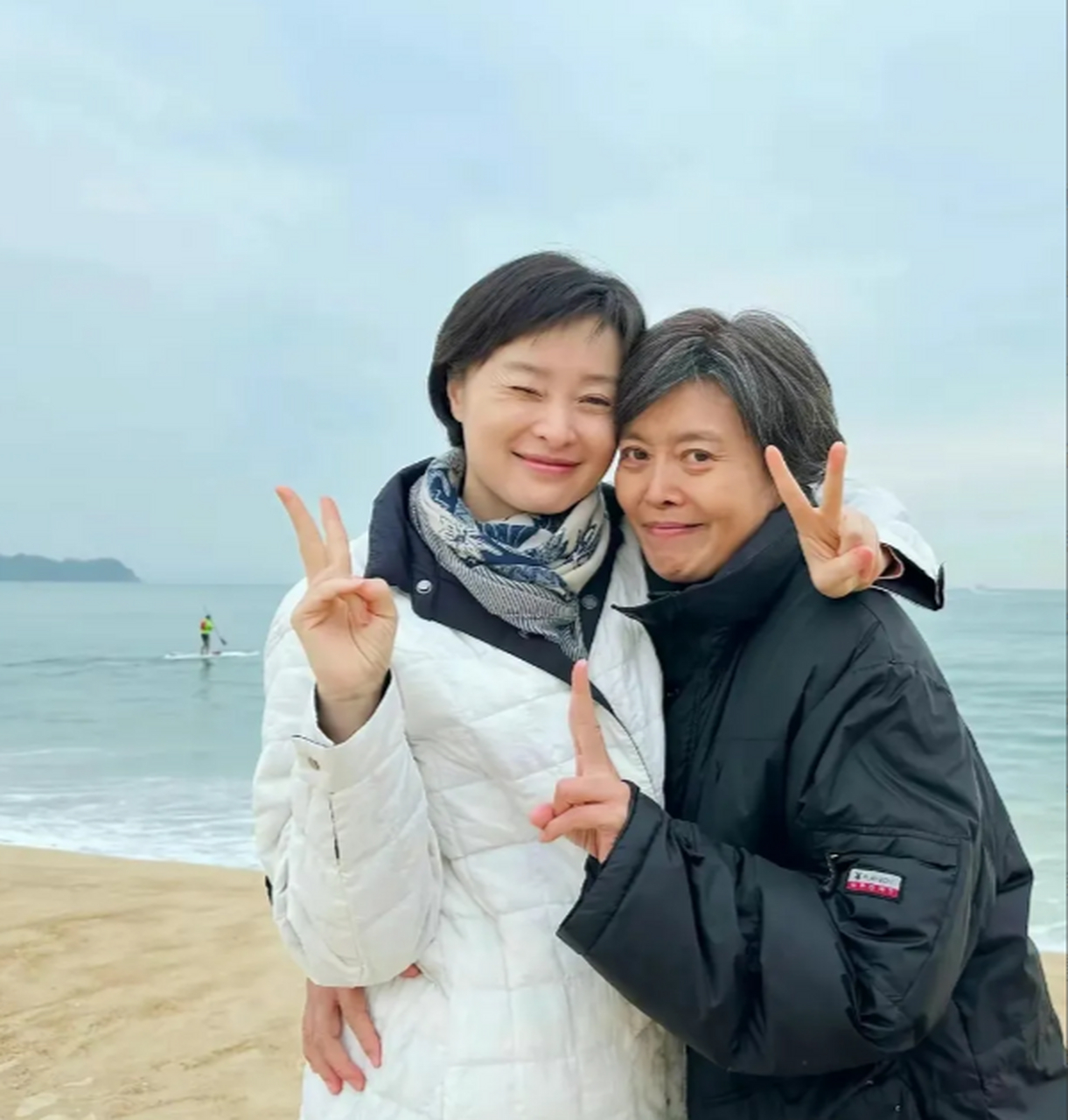 吴越和闺蜜海边游玩!