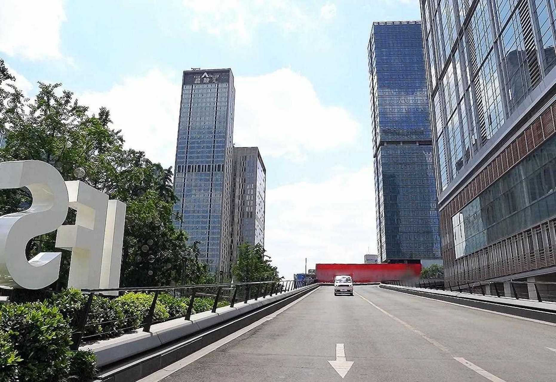 开宏光miniev马卡龙打卡成都ifs豪车"网红坡"[摊手]