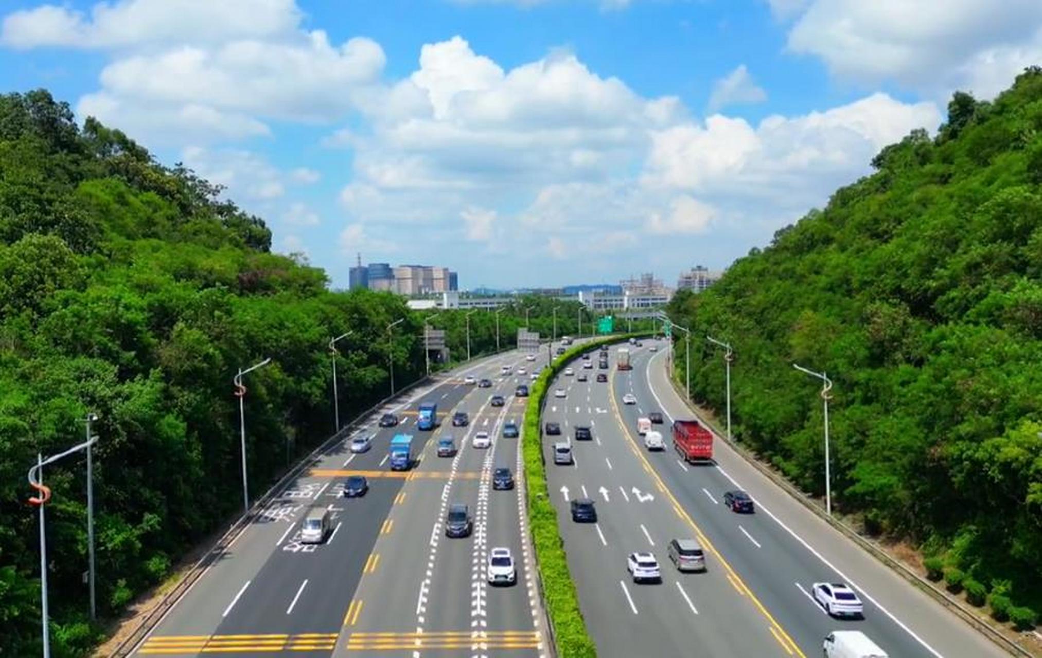 中国首条10车道高速公路深圳水官高速,已经运行十来年了,依旧领先全国