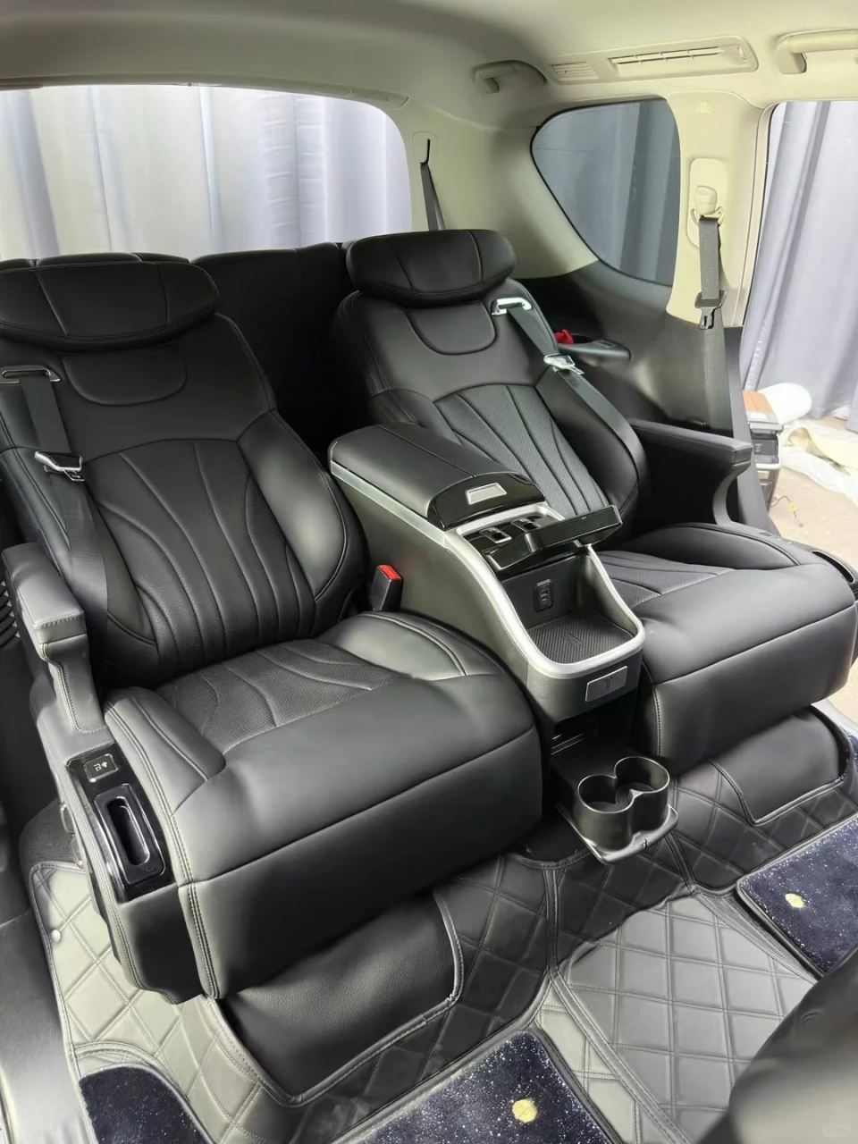 英菲尼迪qx80 改装方案:升级中排航椅  注塑模具 施工方案:无损安装原