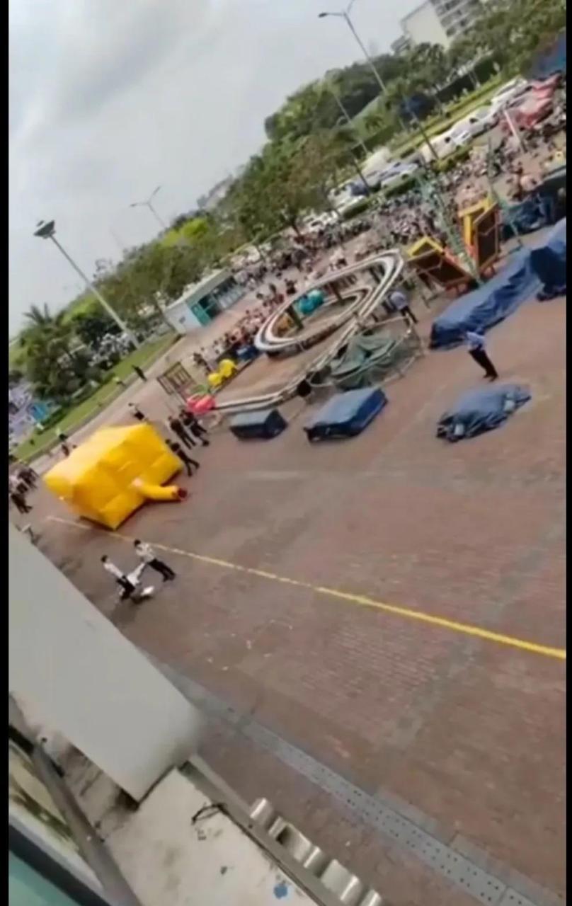 今天海口万达广场,一女子坠楼!