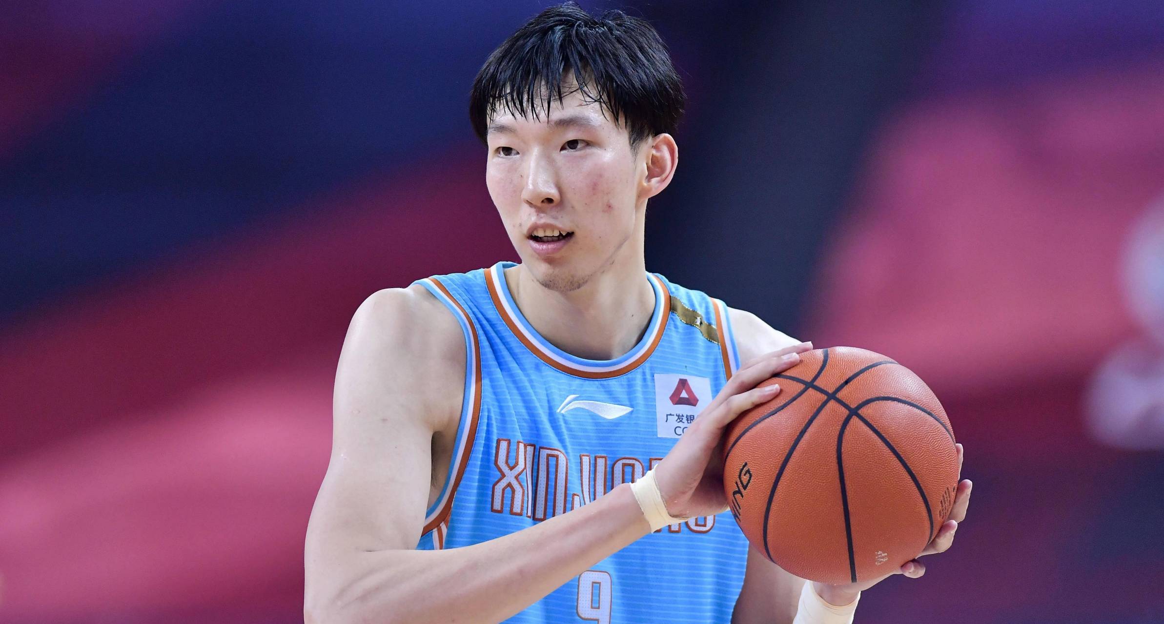 显然,所有的cba球队都有心照不宣,没有人愿意签下周琦,而且一起灯制