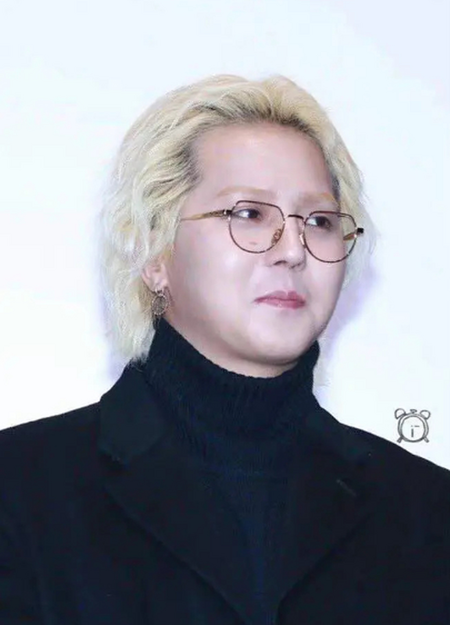 宋旻浩近照生图引热议 黑色大衣金发造型身材显发福