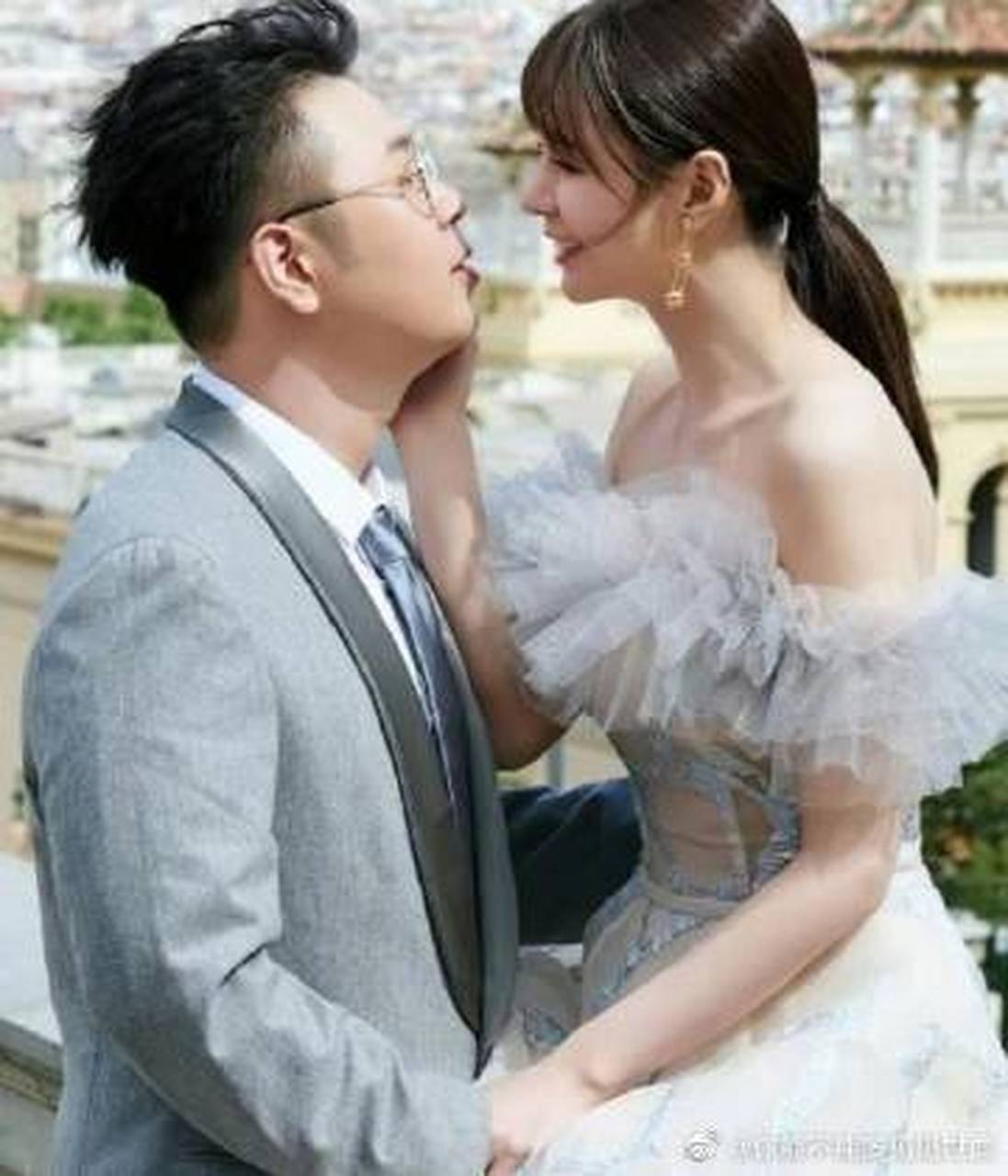 【沈梦辰看老公话剧,小两口与龙丹妮合照,杜海涛双手比耶满脸幸福】11