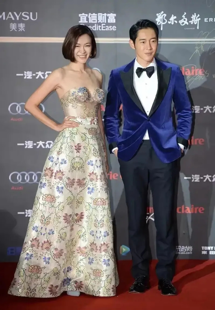 昔日,李艾一袭抹胸裙高调亮相,蓬松裙摆好少女,这哪像是当妈的人