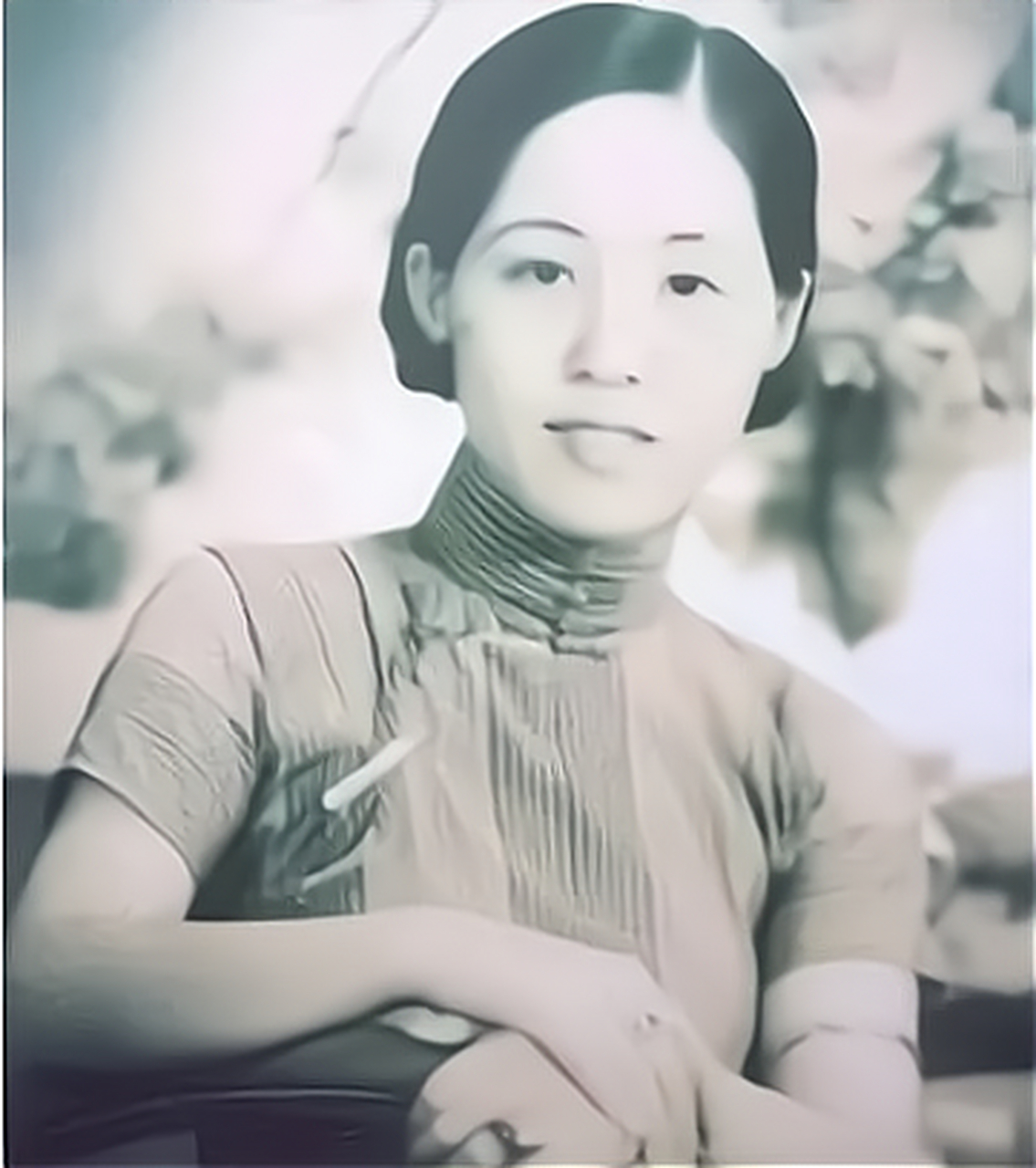 1947年,杜月笙的发妻沈月英病逝,儿子想请他去参加葬礼,杜月笙却一脸