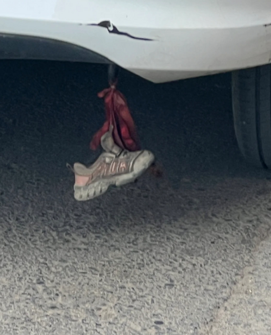 为什么拉萨很多车后面都挂一个小鞋子吖