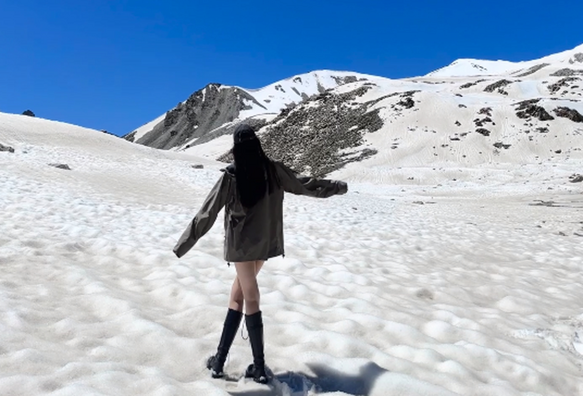 英雄联盟#  近日,英雄联盟lng战队ad选手gala的女友晒出了自己的旅游