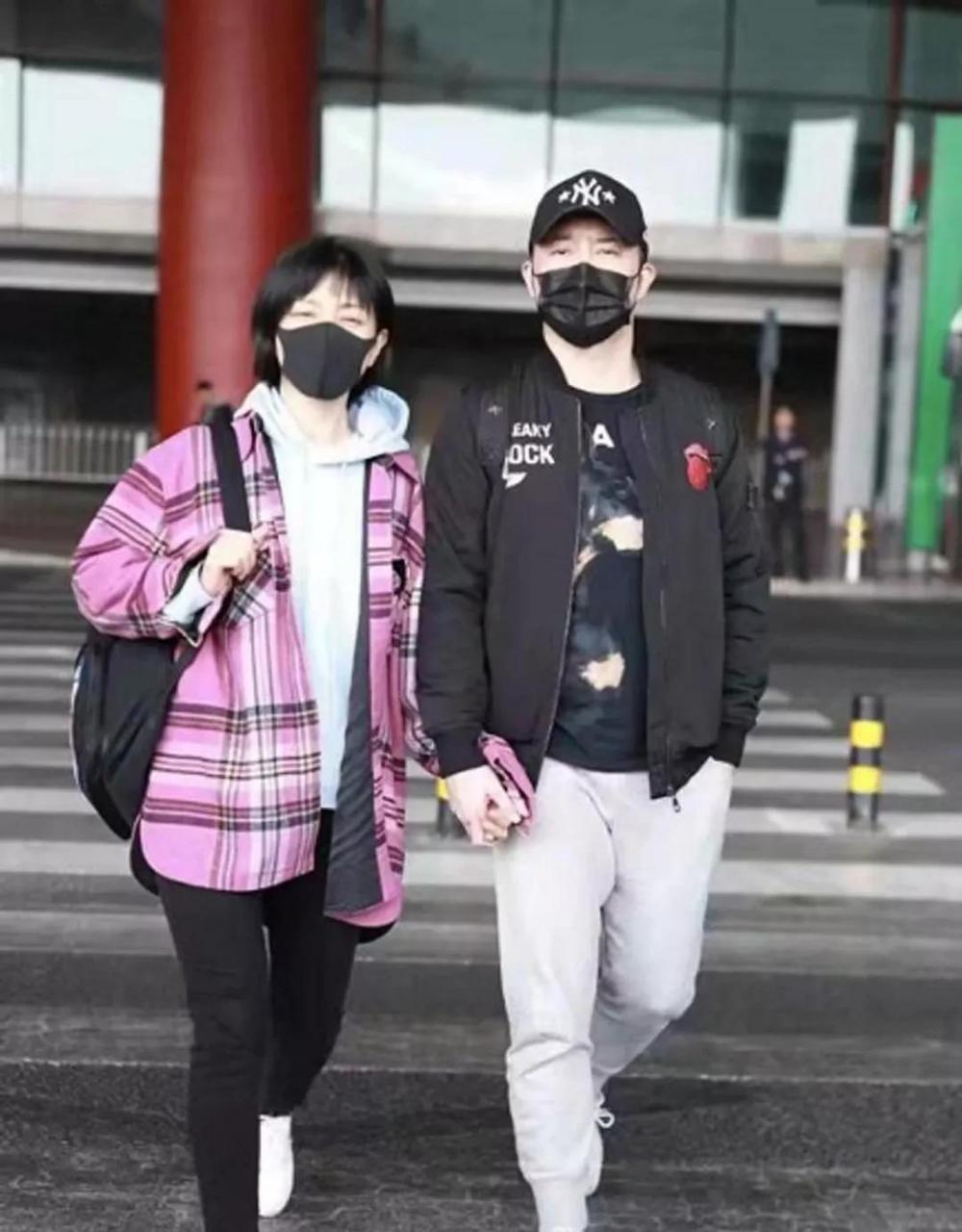 胡可沙溢牵手走机场,她变娇俏少女,他型男,看着更像"老夫少妻"!