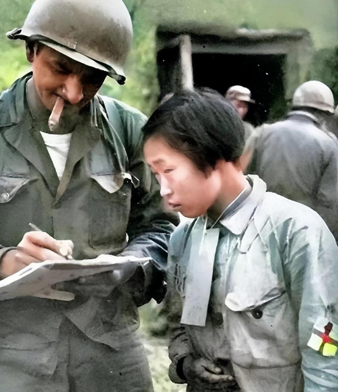 朝鲜战争期间,两名稚嫩的小士兵被美国大兵俘虏.