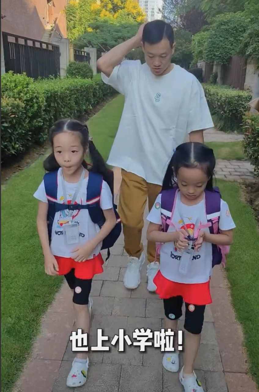 杨威双胞胎女儿也上一年级啦!