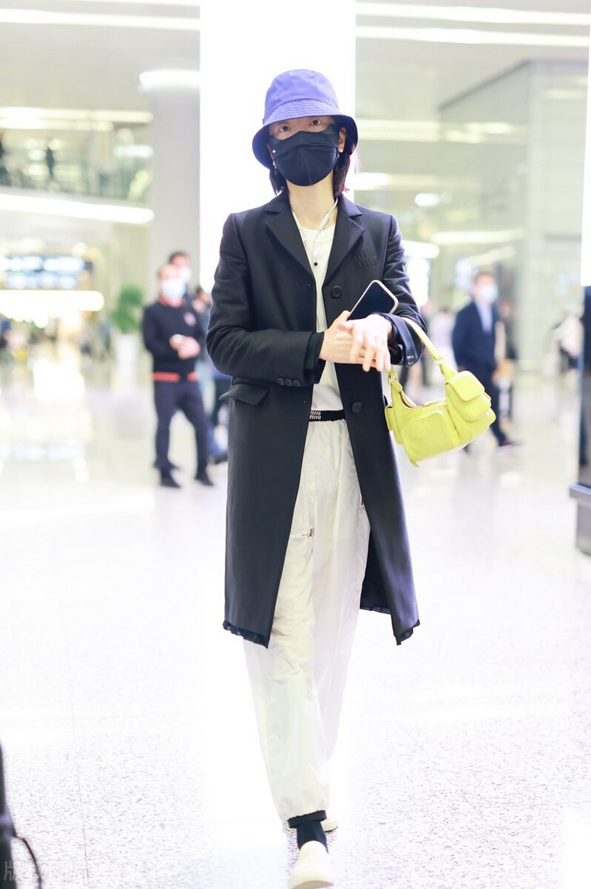 杜鹃机场街拍,,西装皮外套 白色裤子,简单舒适又有型,肩背荧光色手袋