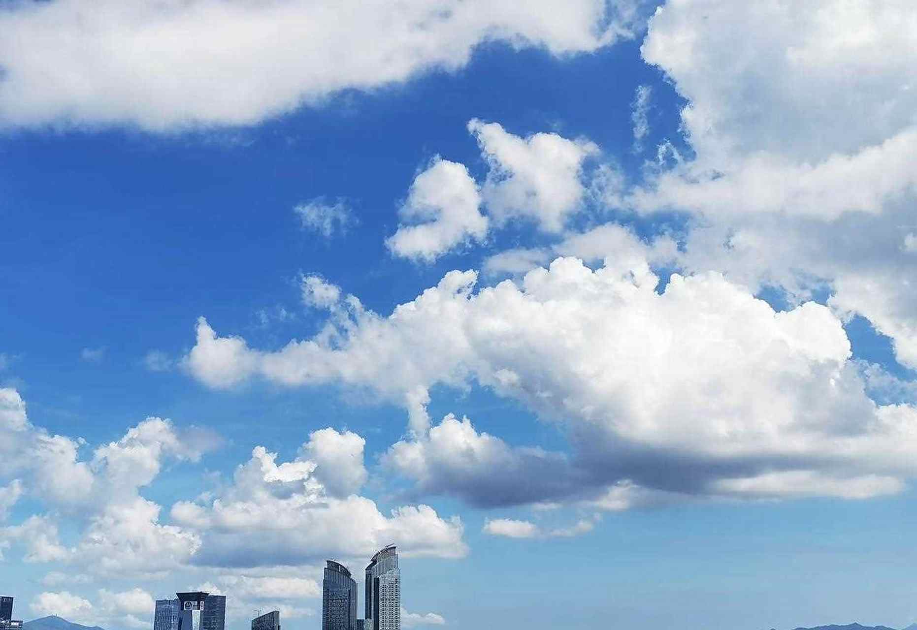 深圳这天空, 除了太热,没什么毛病.