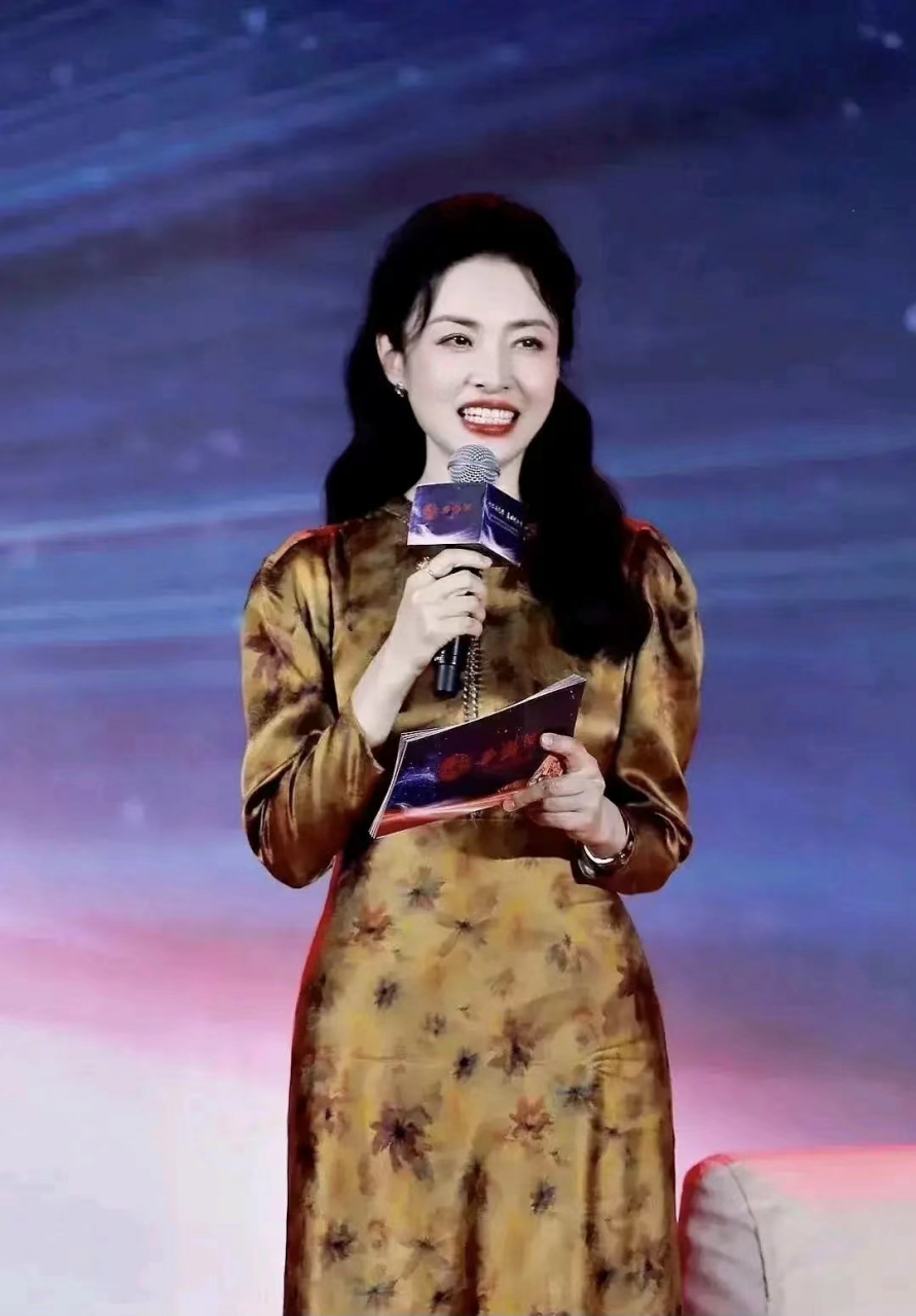 "央视一姐"周涛,姜黄色长裙出席活动,知性优雅,笑容甜美