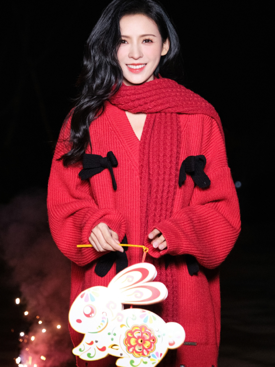 张予曦私服穿搭|红色毛衣装点新年 身穿红色蝴蝶结毛衣,搭配红色围巾