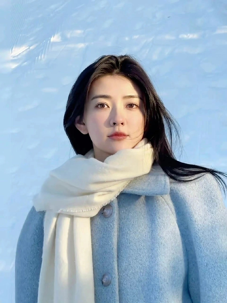 白色橄榄树 《白色橄榄树》 简介:梁城卫视女记者宋冉在动荡的东国