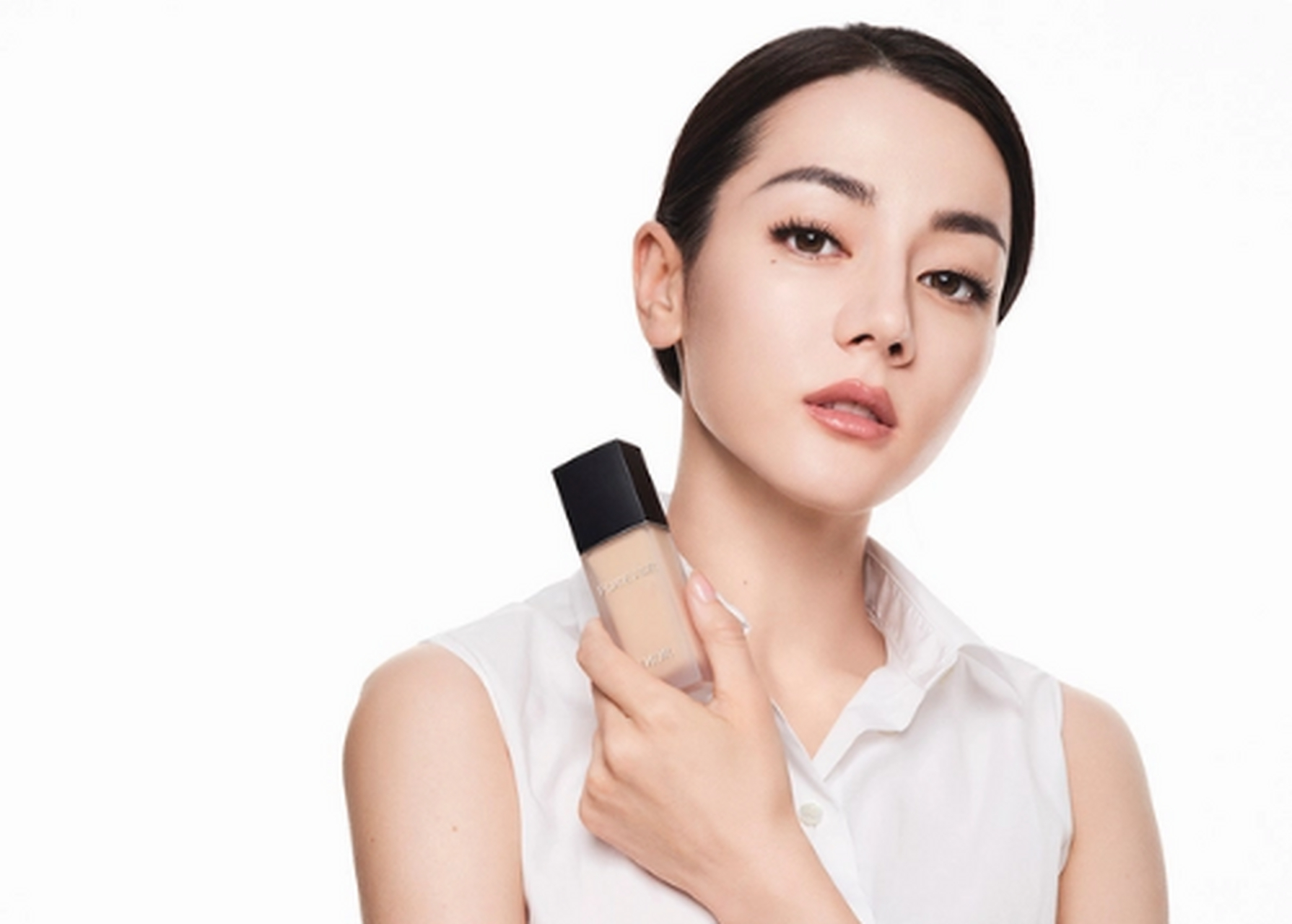 7日,高奢品牌迪奥官宣热巴成为中国区彩妆代言人.