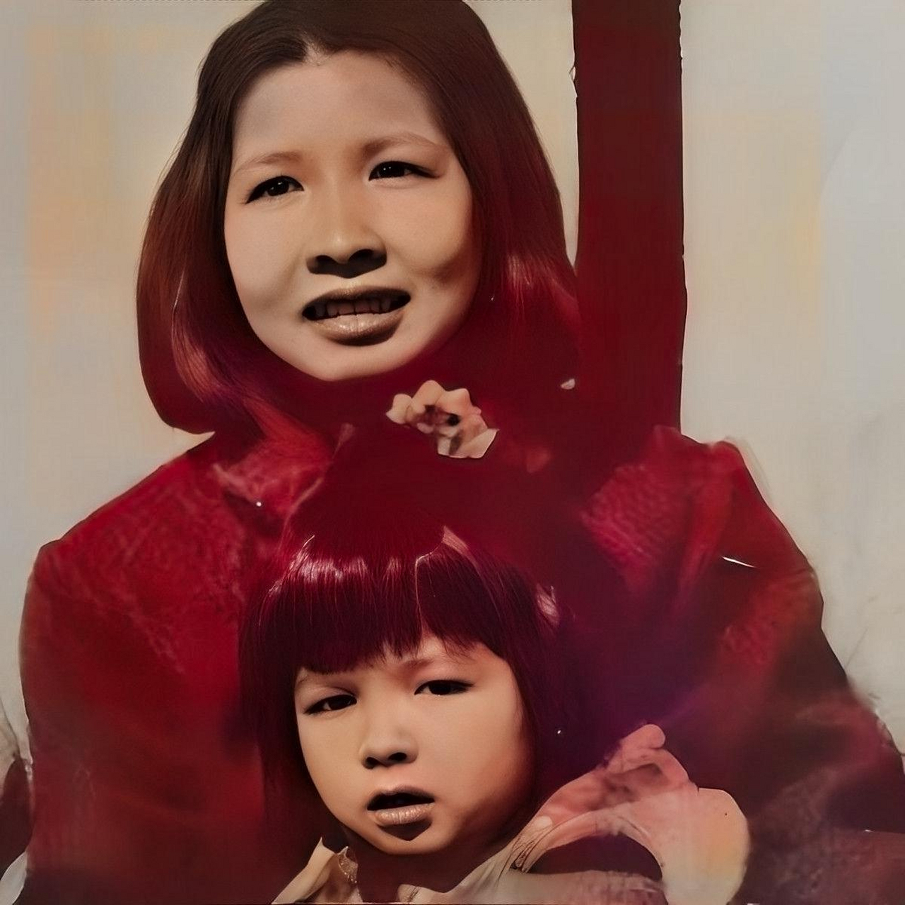 曾志是一位资深的地下工作者,非常美丽,感情经历比较复杂曲折.