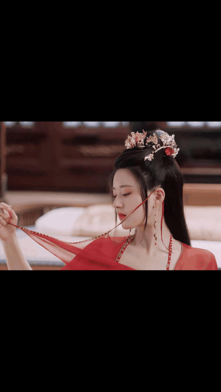 4月18日,赵露思在新剧《且试天下》的红衣面纱造型曝光,她翩翩起舞的