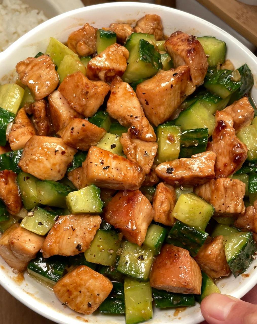 好吃不胖的鸡胸肉炒黄瓜丁!!掉秤减脂餐 天气越来暖和啦!今天分享给我