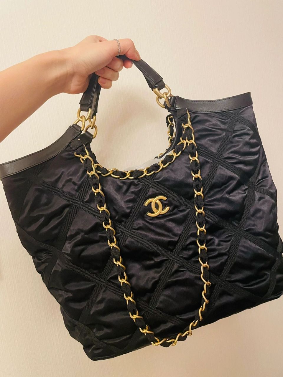 材质说是尼龙tote,但其实是桑蚕丝啦,有着满满高级感#香奈儿2022春夏