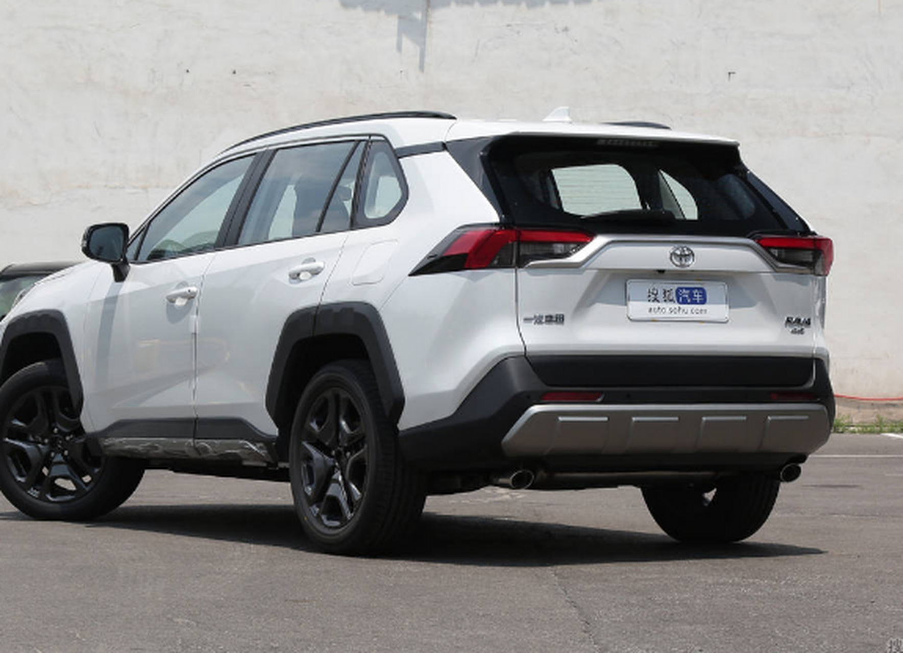 68万元 一汽丰田新款rav4荣放上市 其他细节方面,部分配置车型将采用