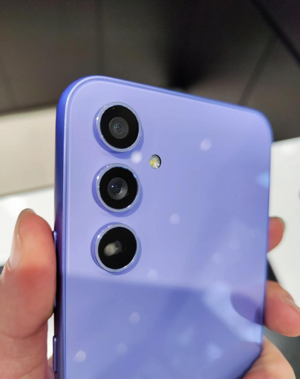 还话说三星galaxy a54真机黑边也太粗了,简直超乎我的想象,而且握在