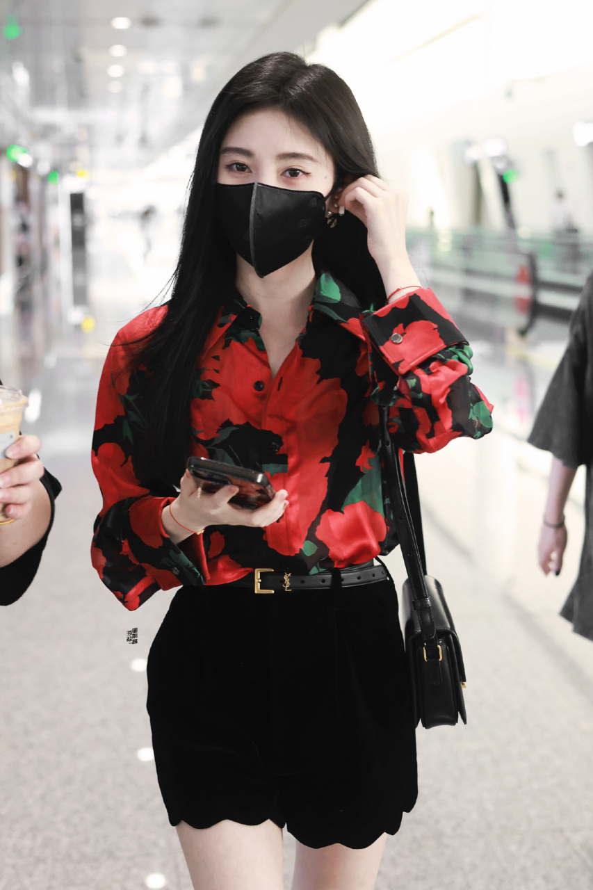 鞠婧祎机场私服look,身穿红玫瑰印花衬衫搭黑色短裤,明媚港风的红黑