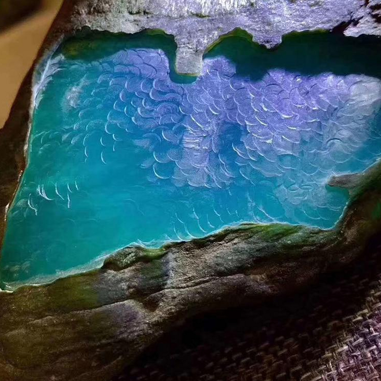 翡翠正如美女,其价值在于懂它的人,当一片翡翠在你面前让你心动时,若