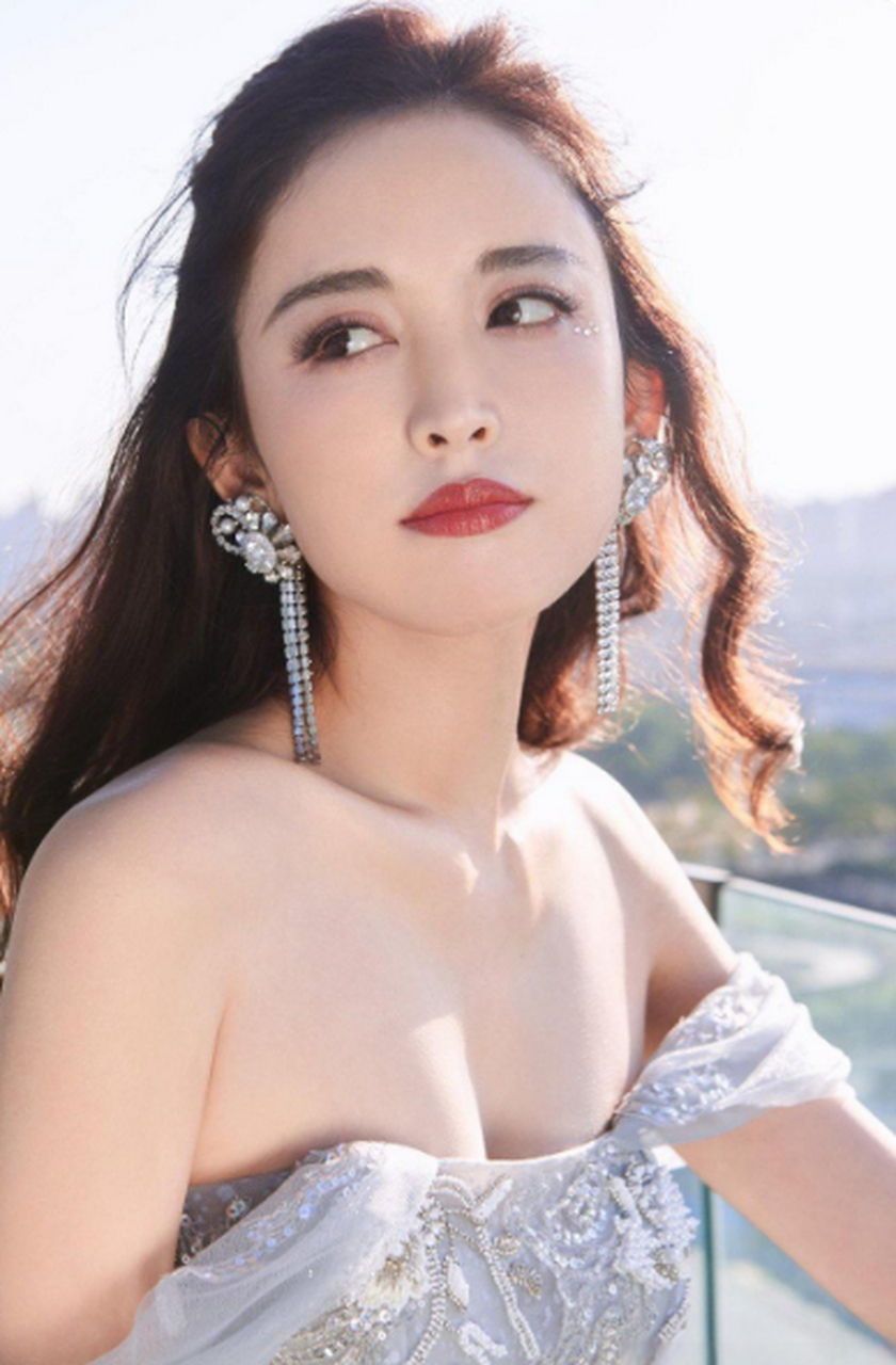 古力娜扎早期参加花少时候的泳装