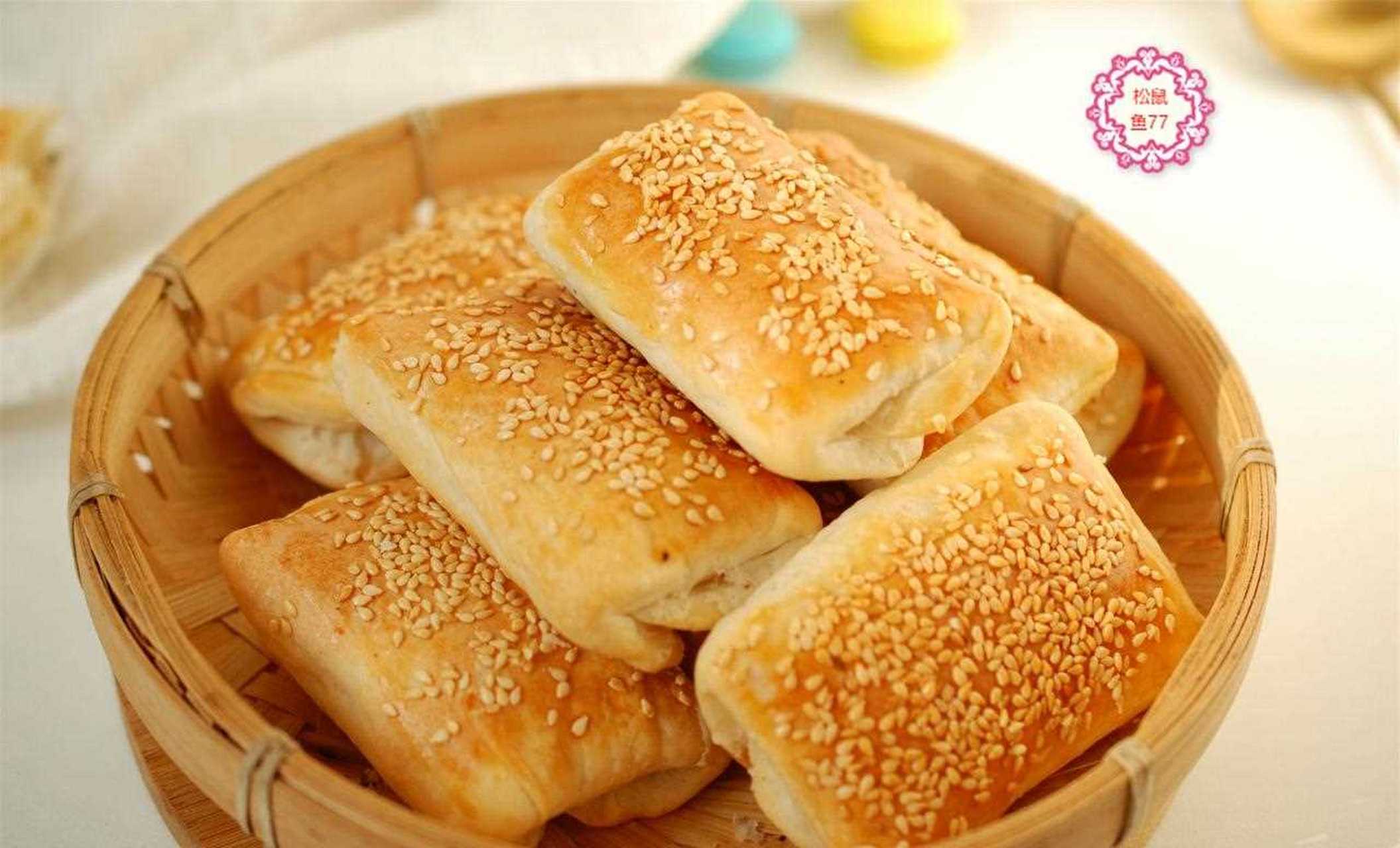 这款缸炉烧饼就是我们河北人都喜欢吃的,烤到金黄焦脆的表皮,咬一口