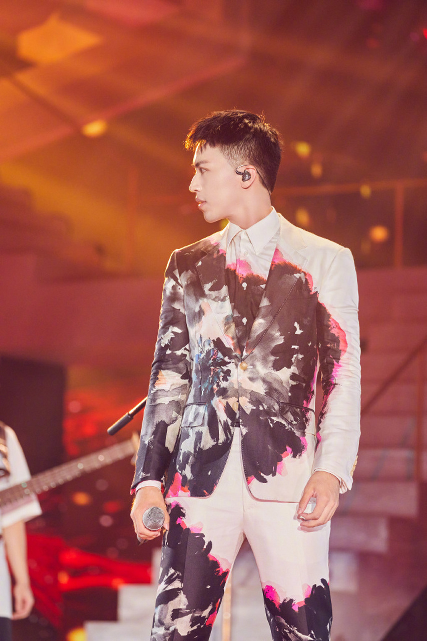 许魏洲今晚舞台造型图集,一头清爽短发,穿着alexander mcqueen泼墨