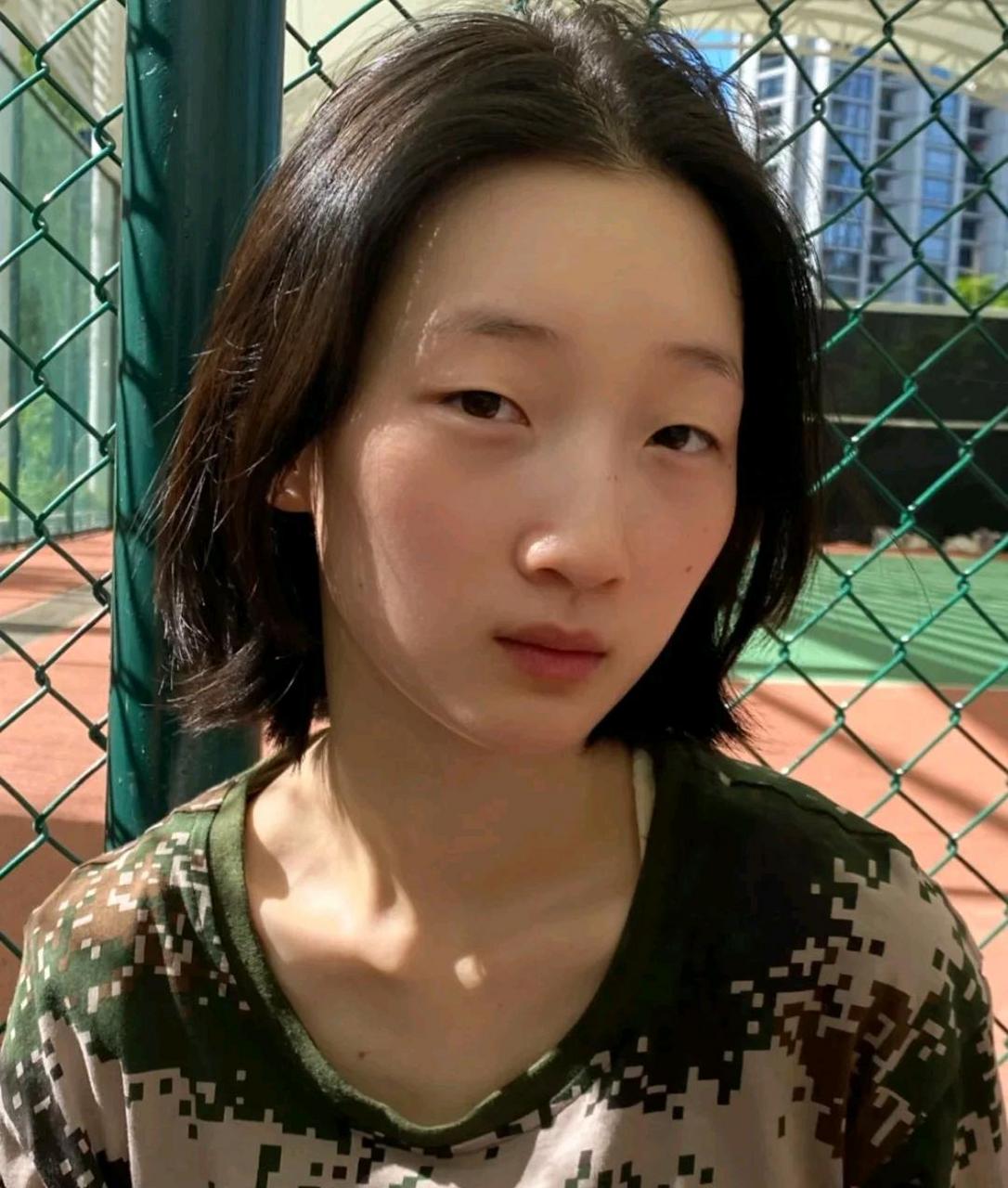 网友:周冬雨军训照,你一定没有见过,这应该是初中的时候.