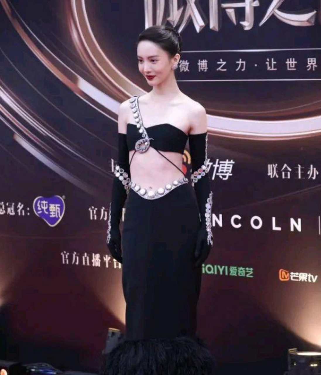 金晨微博之夜造型,性感优雅,时尚妩媚,看上去很漂亮.