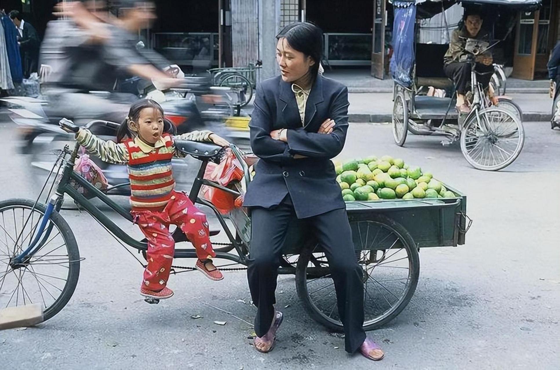 杭州上世纪90年代的一些老照片,可以看到一辆脚踏三轮车载着乘客经过