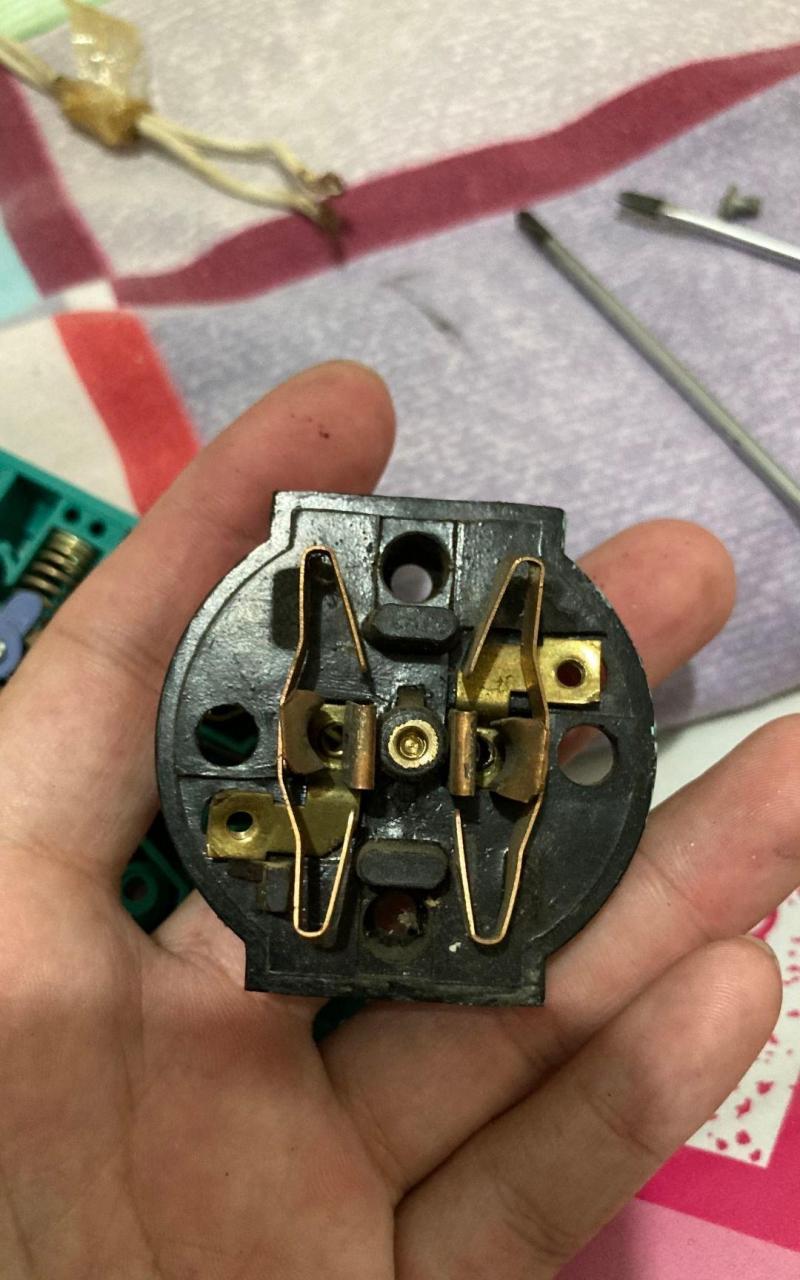 你们见过这种老式的插座吗?见过可真不是一般人!知道怎么接线吗?