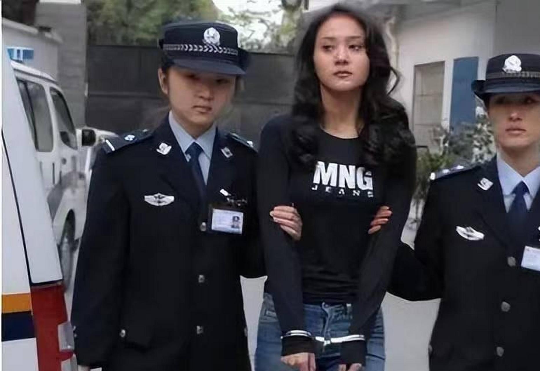 2005年,在黑龙江省方正县看守所,这名名叫毕丽梅的女犯人即将被押上