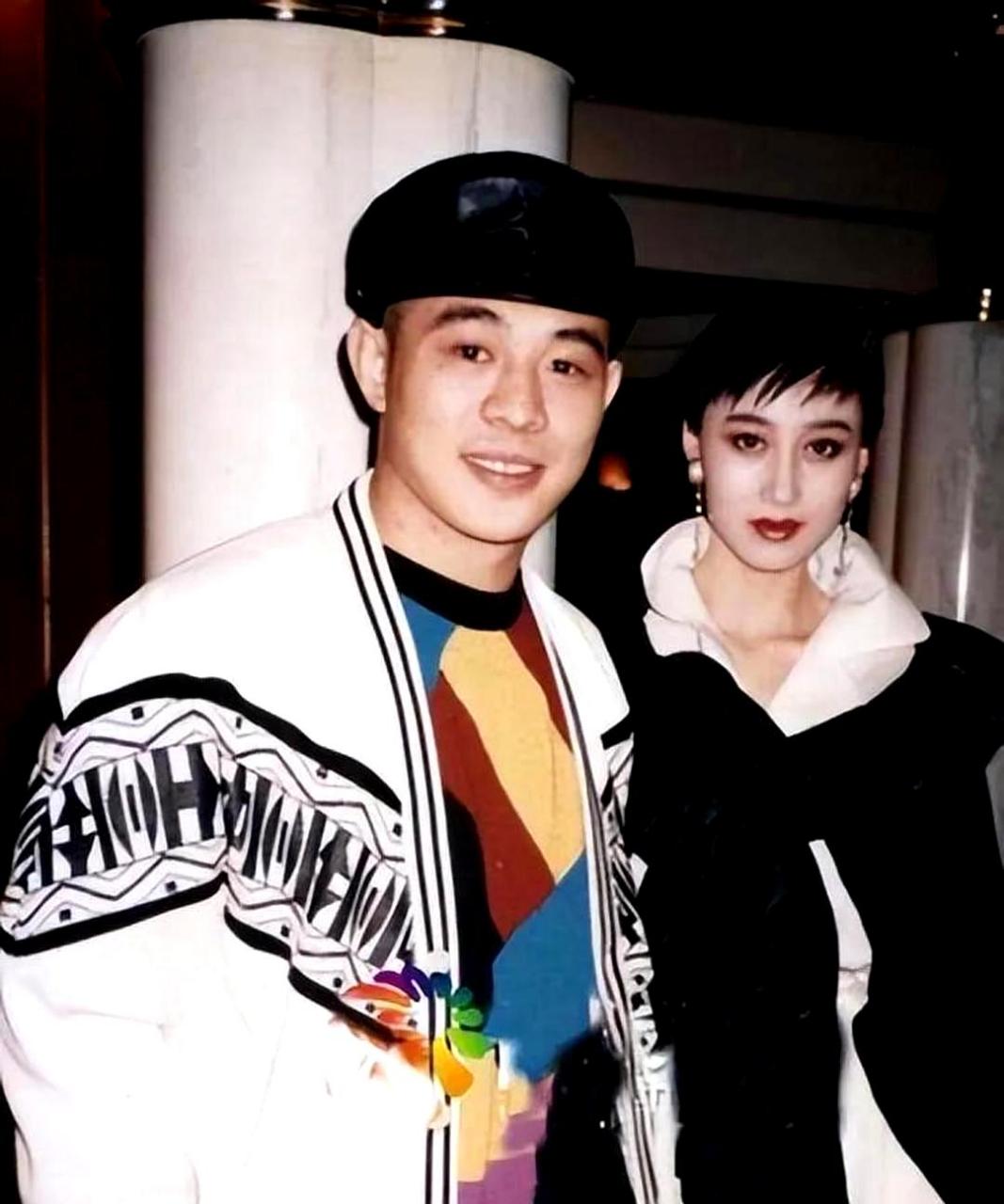 李连杰和利智年轻时,一个英姿飒爽,一个美丽动人,有点男才女貌的感觉.