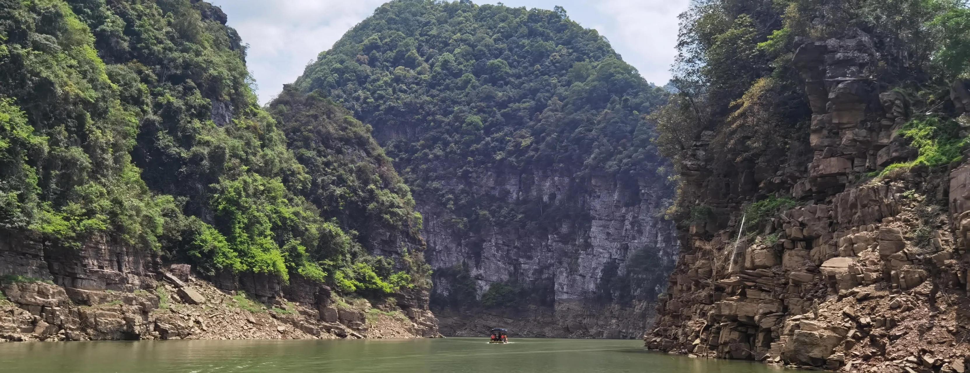 广西来宾金秀圣堂湖 游圣堂湖一圈,大约一小时 体验棒棒的 进入景区