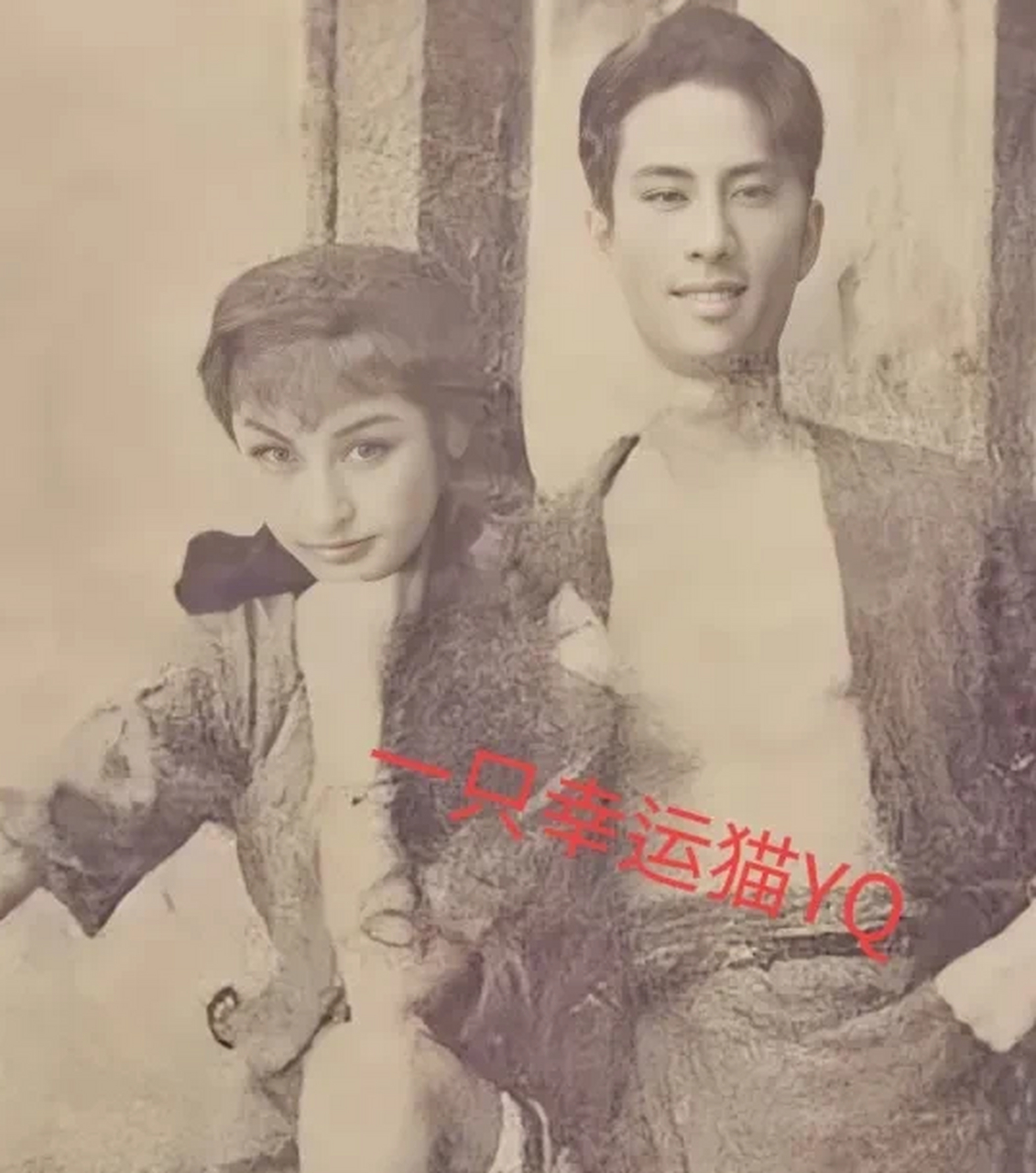 这是冯喆与黄宗英的合影,曾经我记得有张照片拉着冯喆游街,头上戴着高